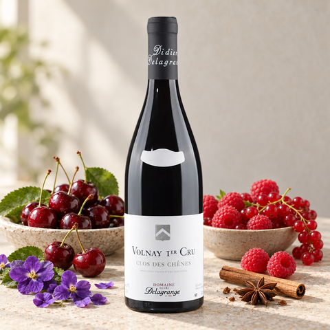 Henri Delagrange Volnay 1er Cru Clos des Chênes rødvin med kirsebær, røde bær, violer og krydderier
