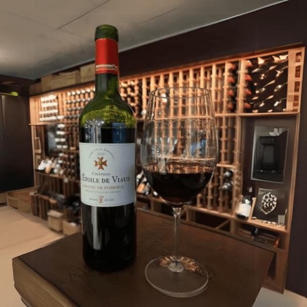 Château l'etoile De Viaud Lalande De Pomerol 2020, i glas